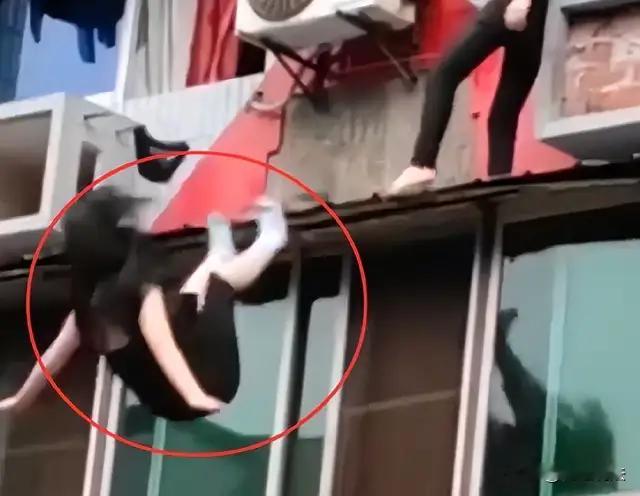 山东德州，69岁马某不安分，与小24岁的李某搞婚外情。马某带李某等人到海南自家房