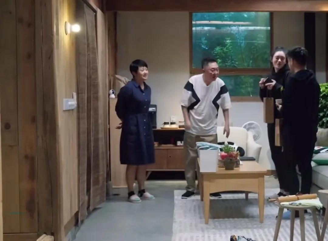 细节见人品，何猷君和奚梦瑶到于谦老师家里做客，四个人相谈甚欢，临走时才发现忘记喝