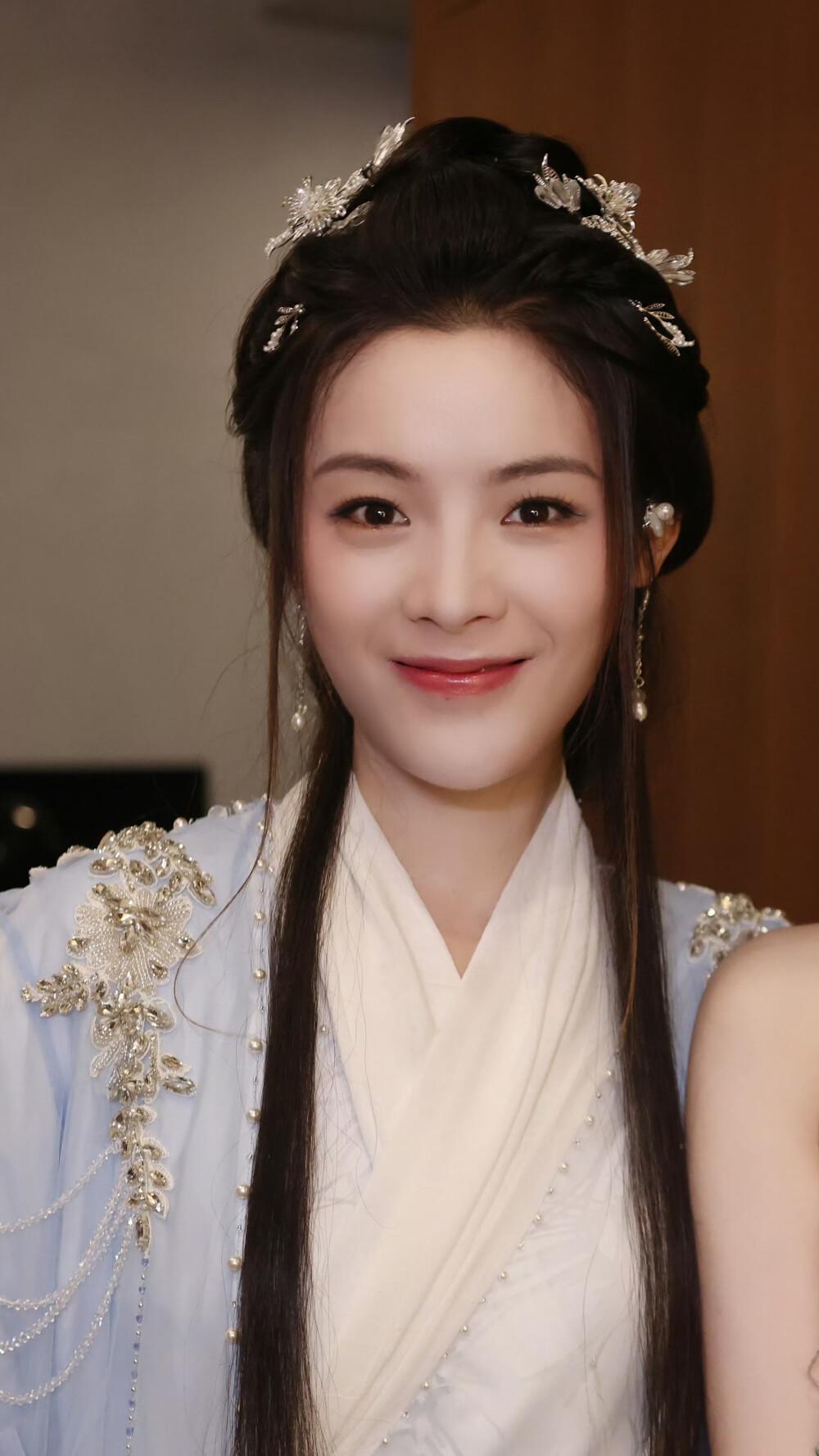 3月27日，陈丽君出席浙江省嵊州市纪念越剧诞生120周年座谈会，并且发表讲话，她