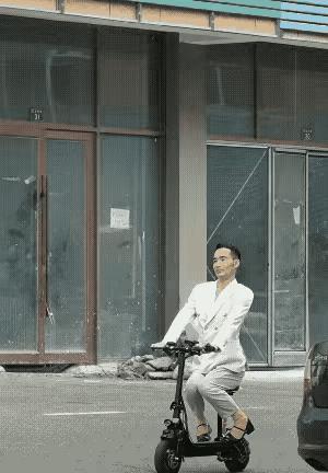 娘炮文化不可取。
男人，就要有男人的样子，憨憨厚厚的都没事，就不能软绵至极，失去