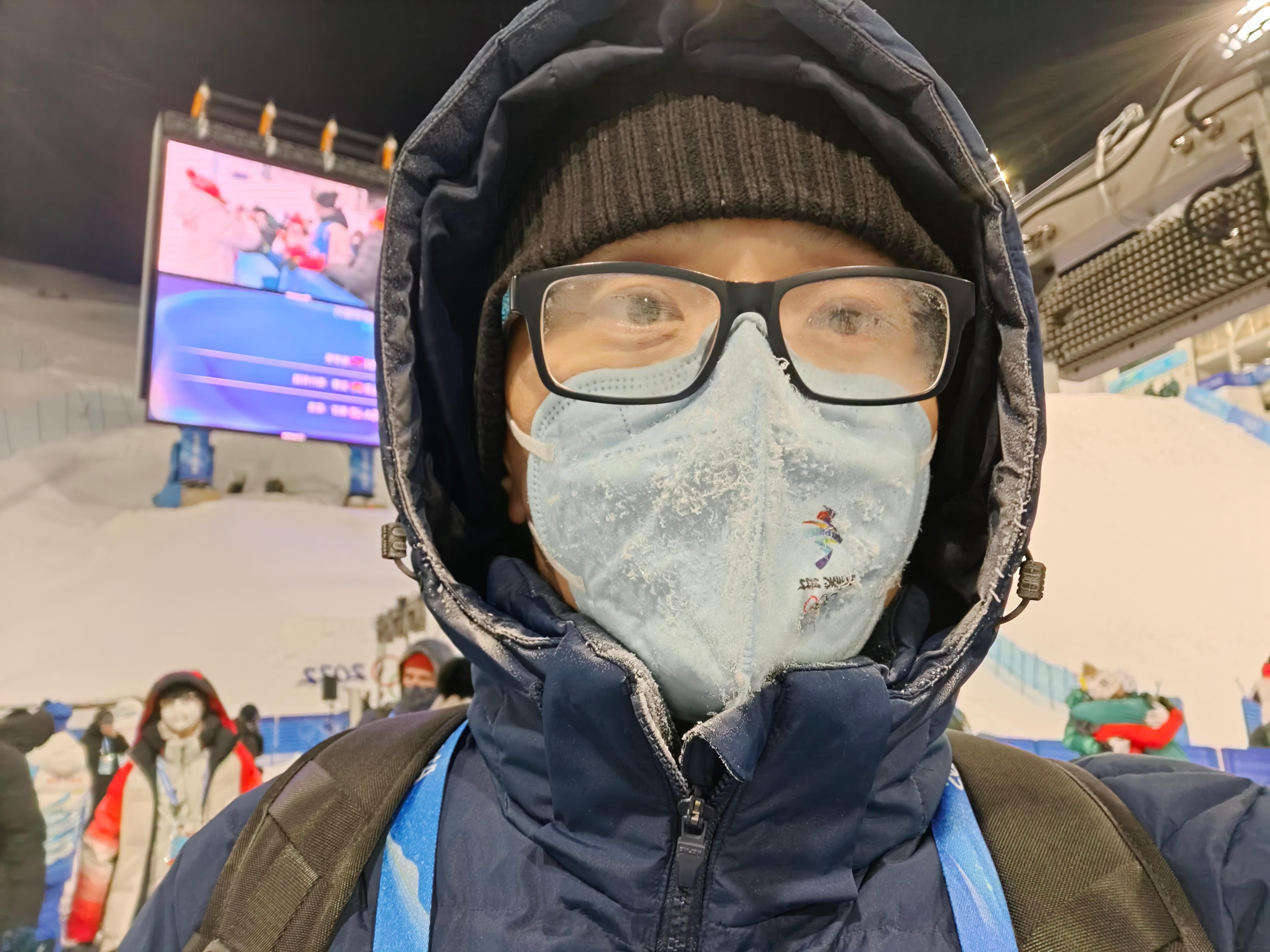 打开相册，记起四年前采访北京冬奥会，曾亲历徐梦桃夺得自由式滑雪女子空中技巧比赛金