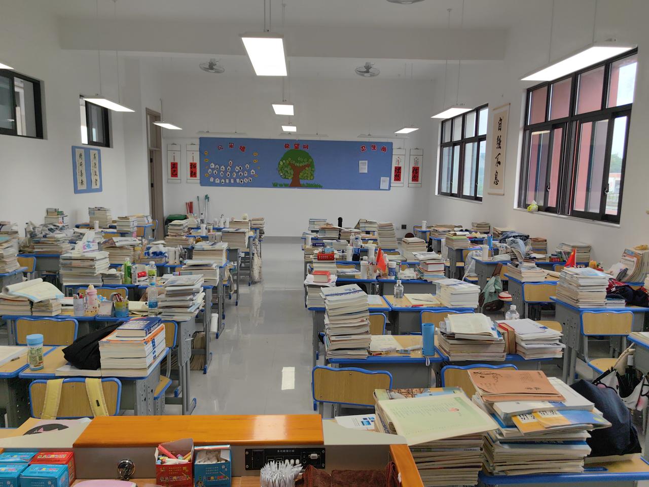 开学典礼终于结束，各班都已回校，唯独我上的班级还在操场合影。上课也好，学习也好，