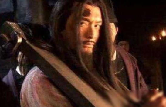 1142年除夕夜，岳飞在临安大理寺监狱，被两根大铁棒夹碎胸膛而死，郐子手为了回家