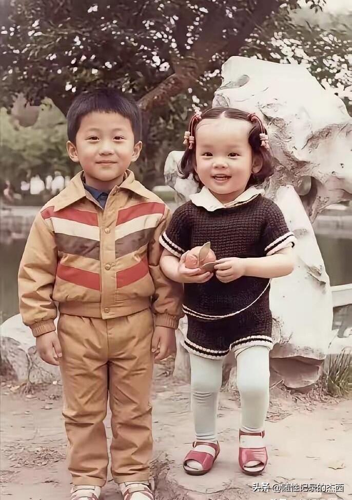 很多网友说这是两个明星小时候的样子，我觉得那个年代的照相没有这么好看的吧，应该就
