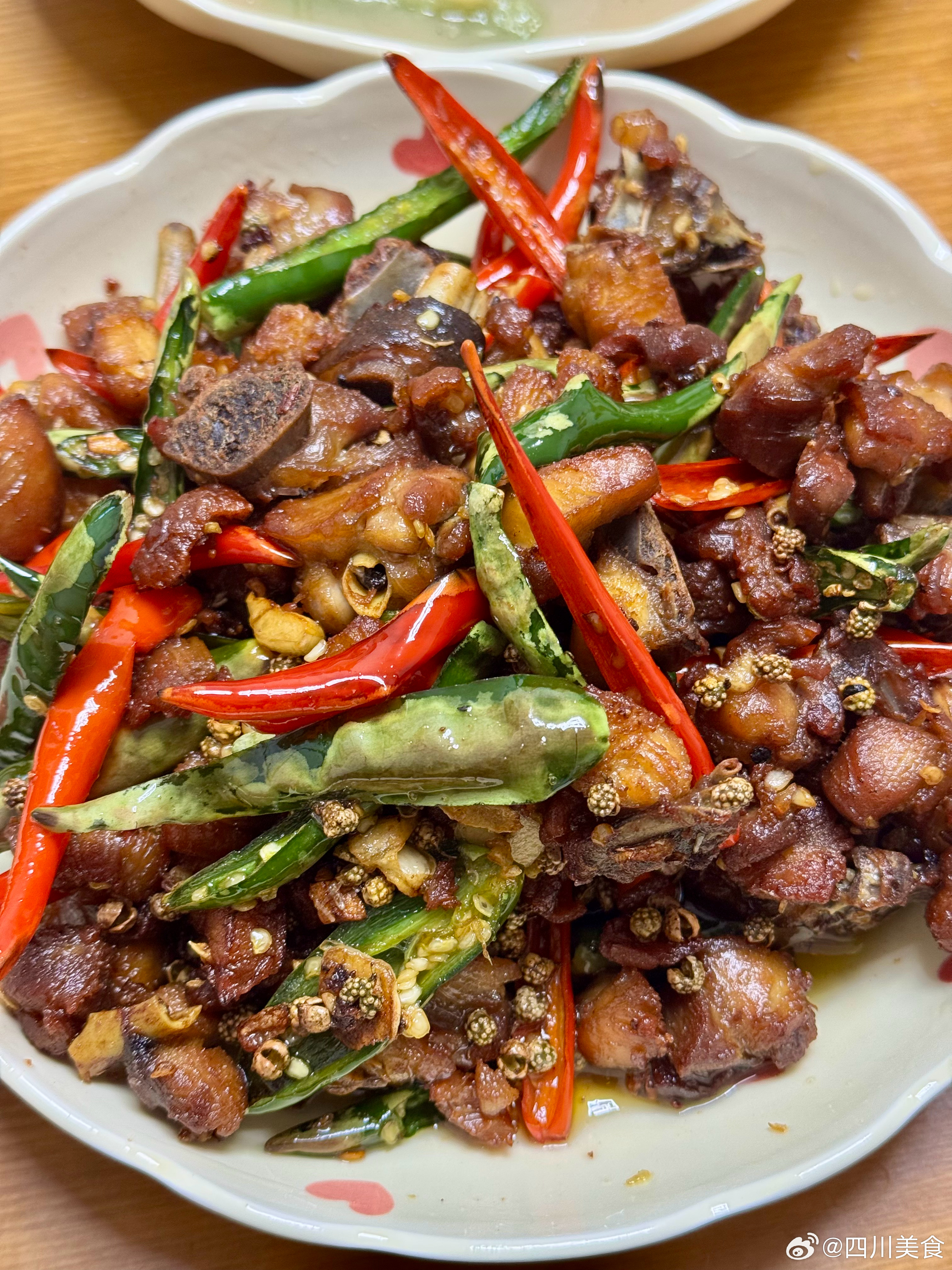 今日晚餐尖椒鸡，鸡肉被炸到干焦，辣椒看着辣，其实配着鸡肉吃很香，不辣川川逛吃日常