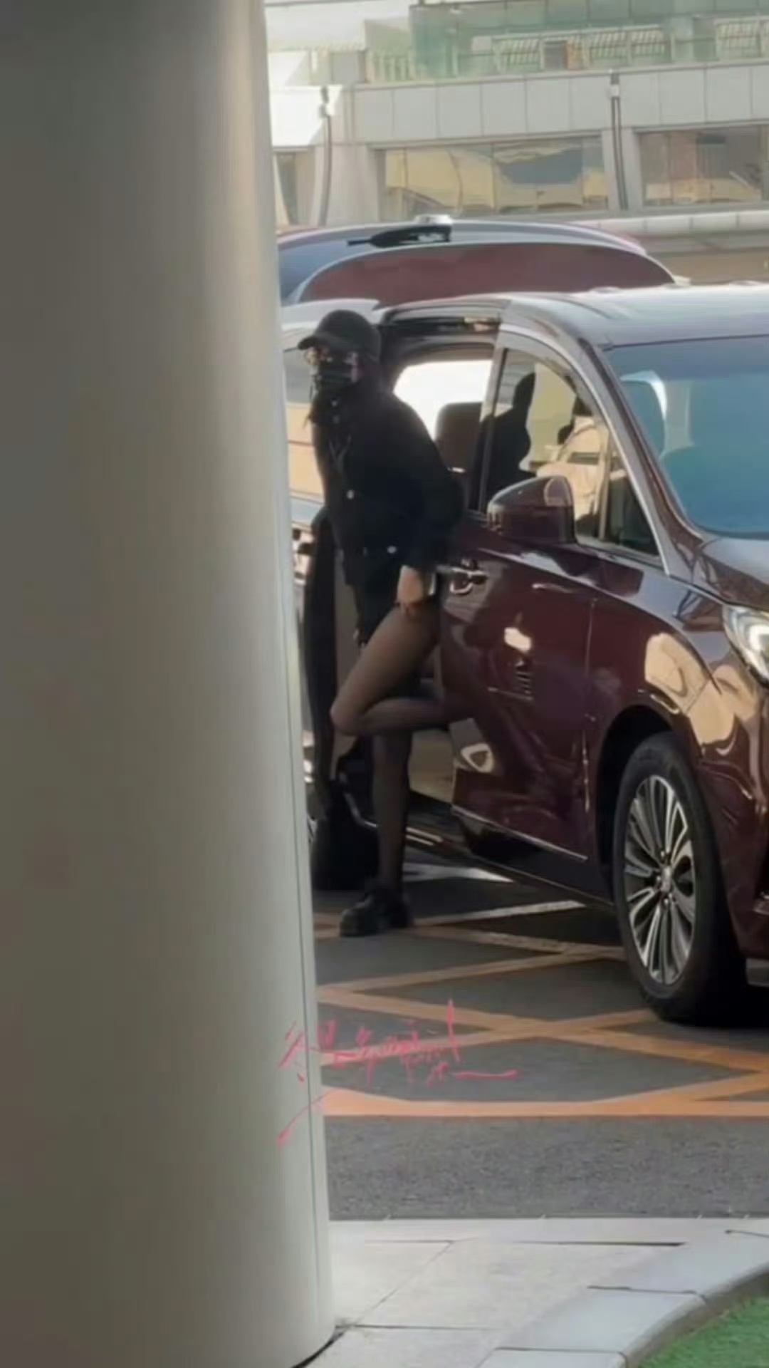 今日机场路透杀疯了✨迪丽热巴黑丝造型勾勒利落长腿，随性松弛的氛围直接拉满，已经开