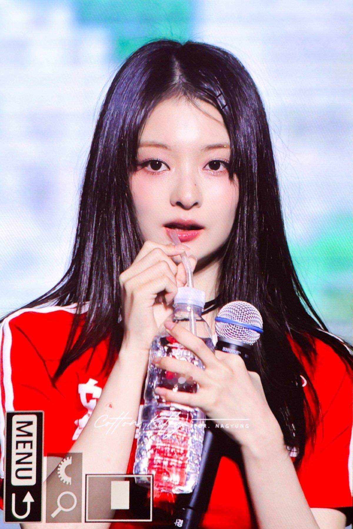 #李娜炅[超话]#🐣#蜜桃笑颜李娜炅# [图片]240518 庆熙大学校庆 预