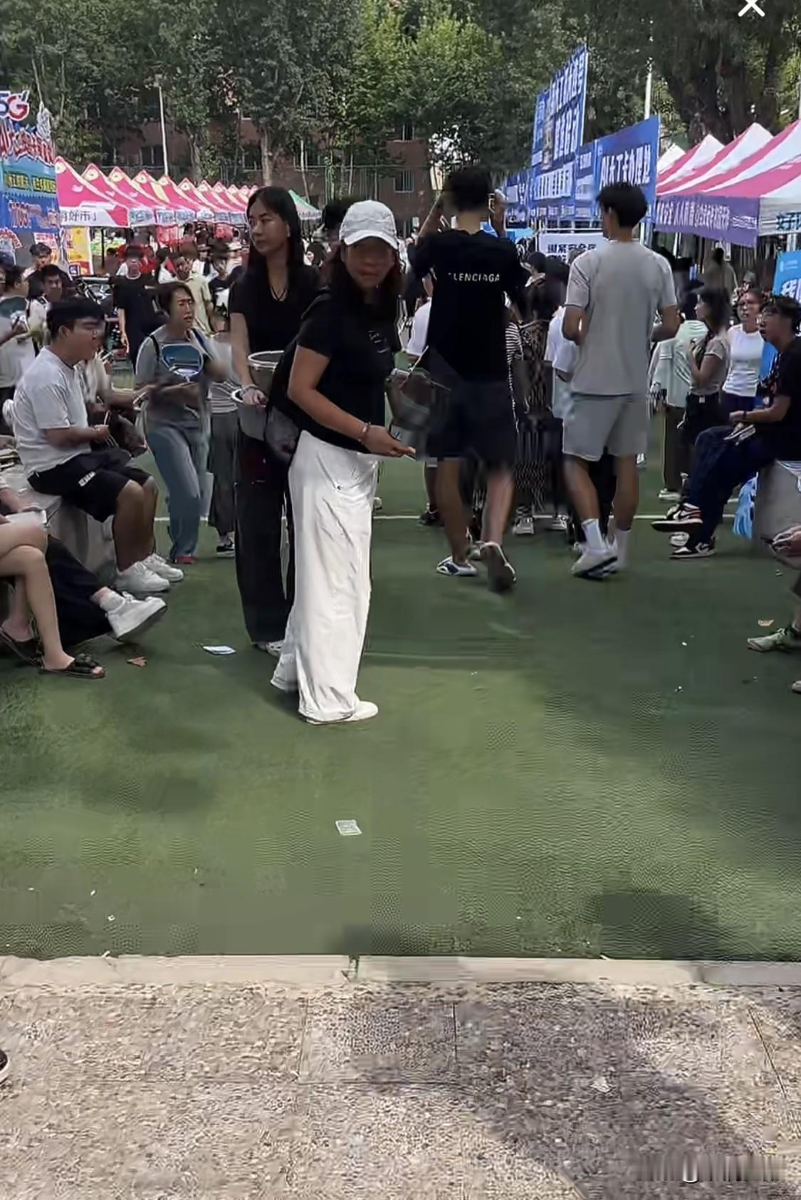 这几天，刷到了太多外地奔赴大连新生报到的家长视频，而前往大连理工大学的学生，是格