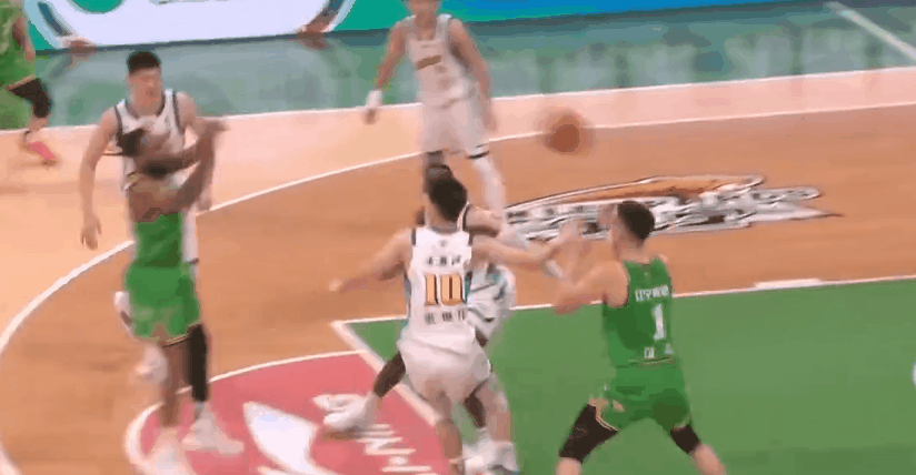 辽宁全民皆兵很强！打爆了广厦，姜宇星底角三分命中，领先到15分



辽宁继续压