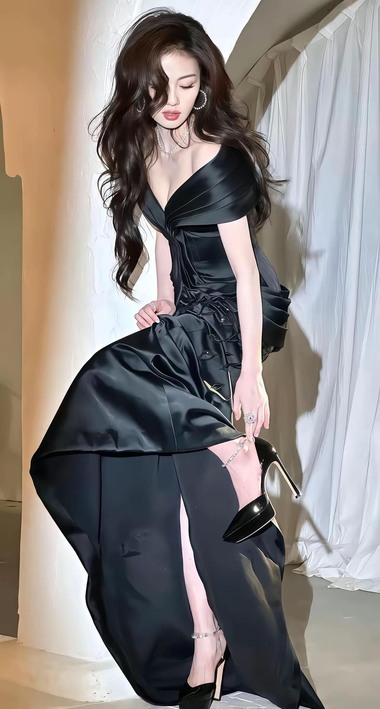 实话实讲，这个确实带劲！
如果选这位明星最好的写真，我毫无疑问选这个！
可以说，