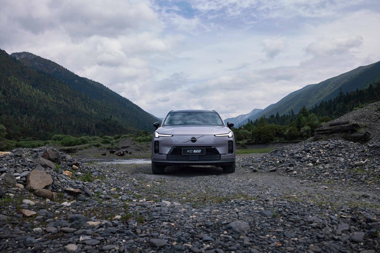 在北京车展开启预售的沃尔沃全新纯电旗舰轿车ES90，预售价42.99万起，这售价