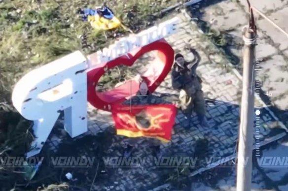 俄罗斯联邦武装部队士兵在古利亚波尔中心的石碑前录制了一段视频

俄罗斯“东方”组