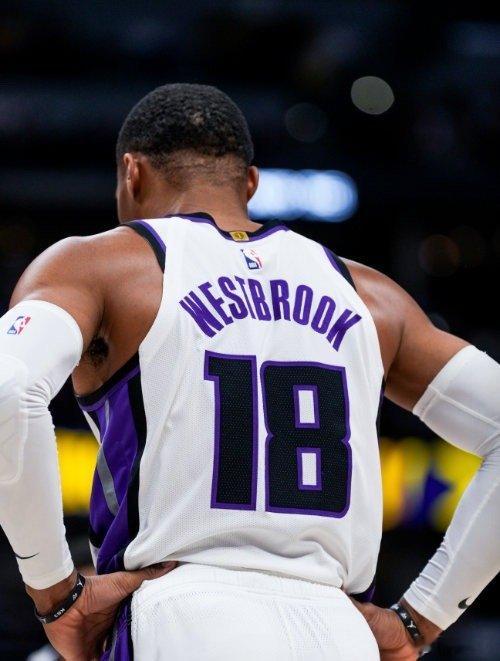 今天走遍了所有弯路，从此尽是坦途！本赛季最后一次重返丹佛，威斯布鲁克带走胜利，约