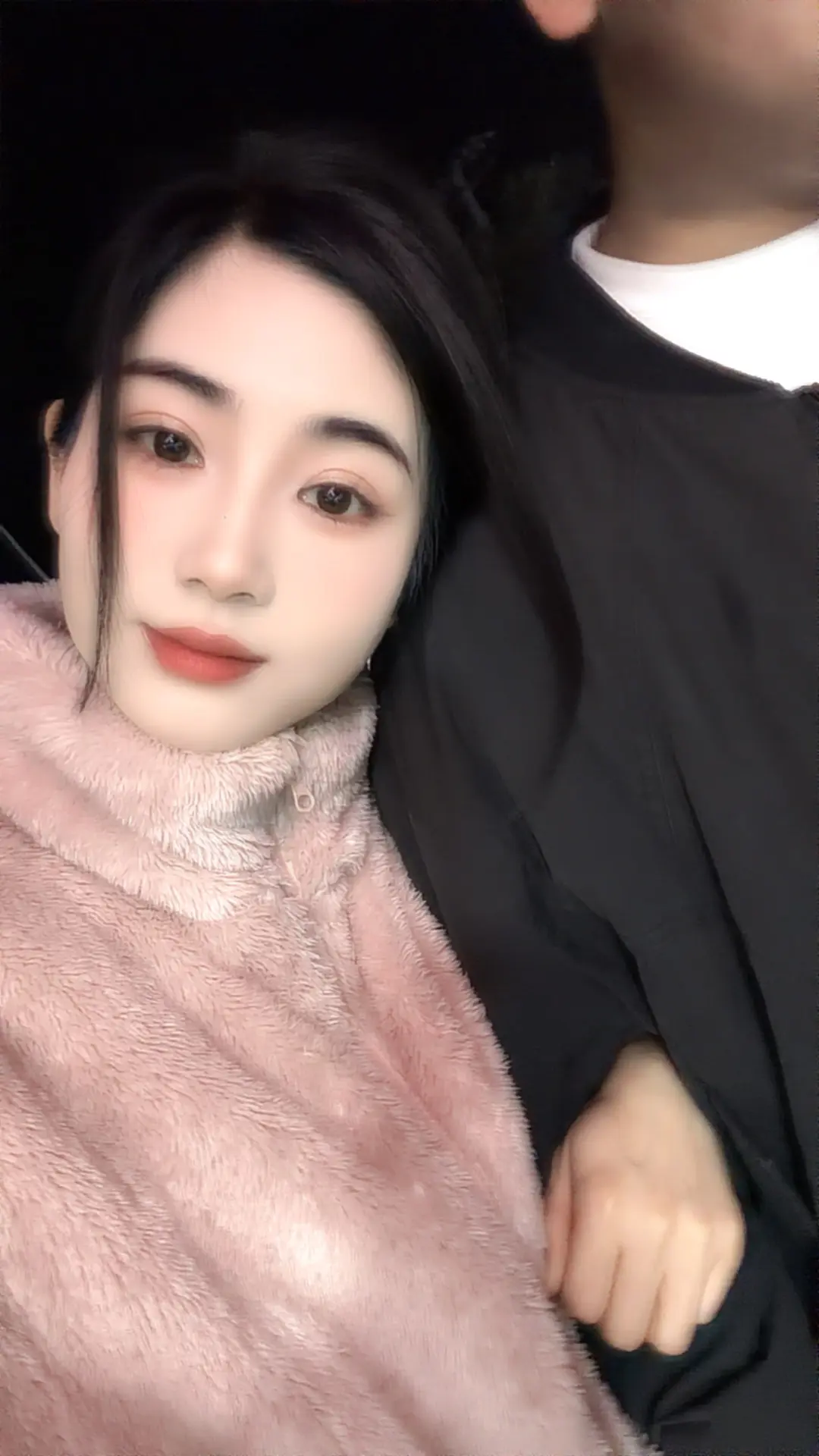 他的肩膀渐宽，开始承担起更多责任，我的男孩，正悄然成为我的另一座山。