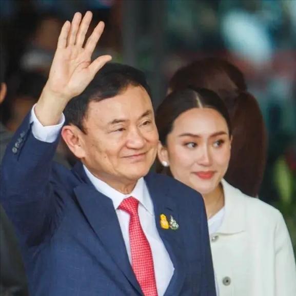 泰国政坛动荡，他信“预感”情况不妙，他已提前出国避难，以防泰国军方釜底抽薪！
泰