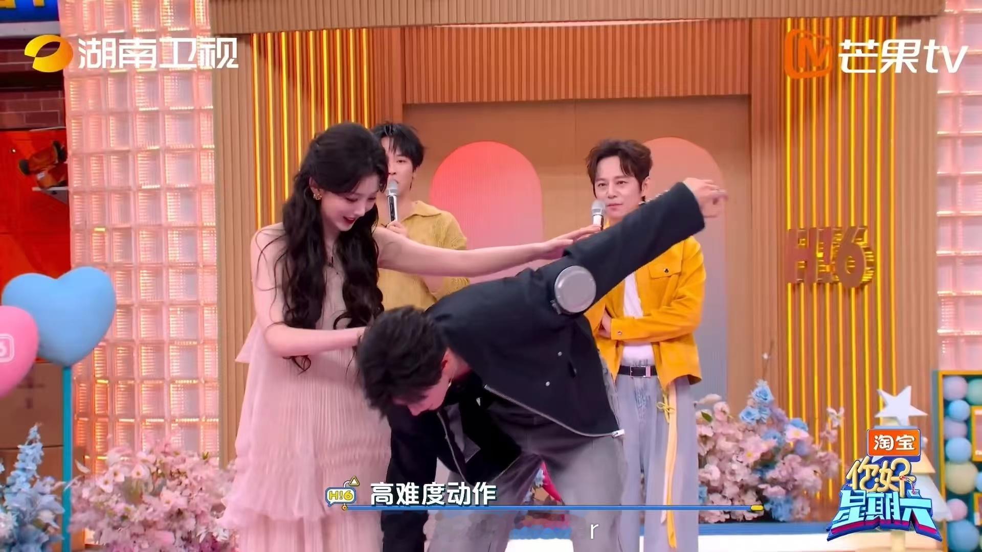 邓凯背孔雪儿邓凯孔雪儿双人舞 邓凯背孔雪儿、跳双人舞，两人在hi6的互动确实亮眼