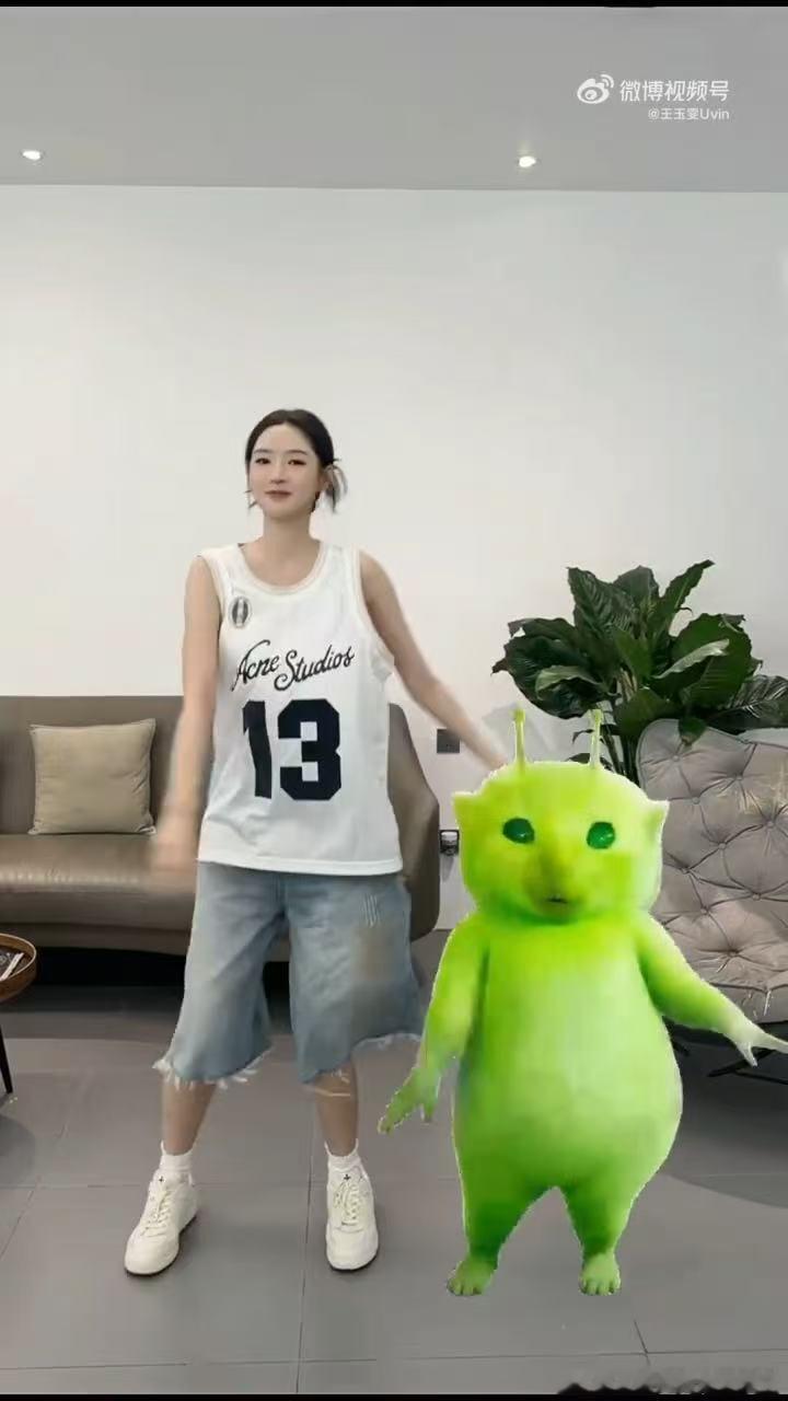 跟着王玉雯和小绿猫动一动吧！这舞蹈动作虽然简单，但重在参与，雯子这身休闲装扮跳起