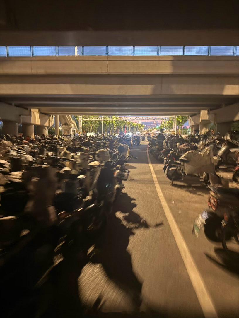 上海南站出来 一想下班点地铁吧可七点还有线上会 地铁出来还是要打车我拖着拉杆箱很