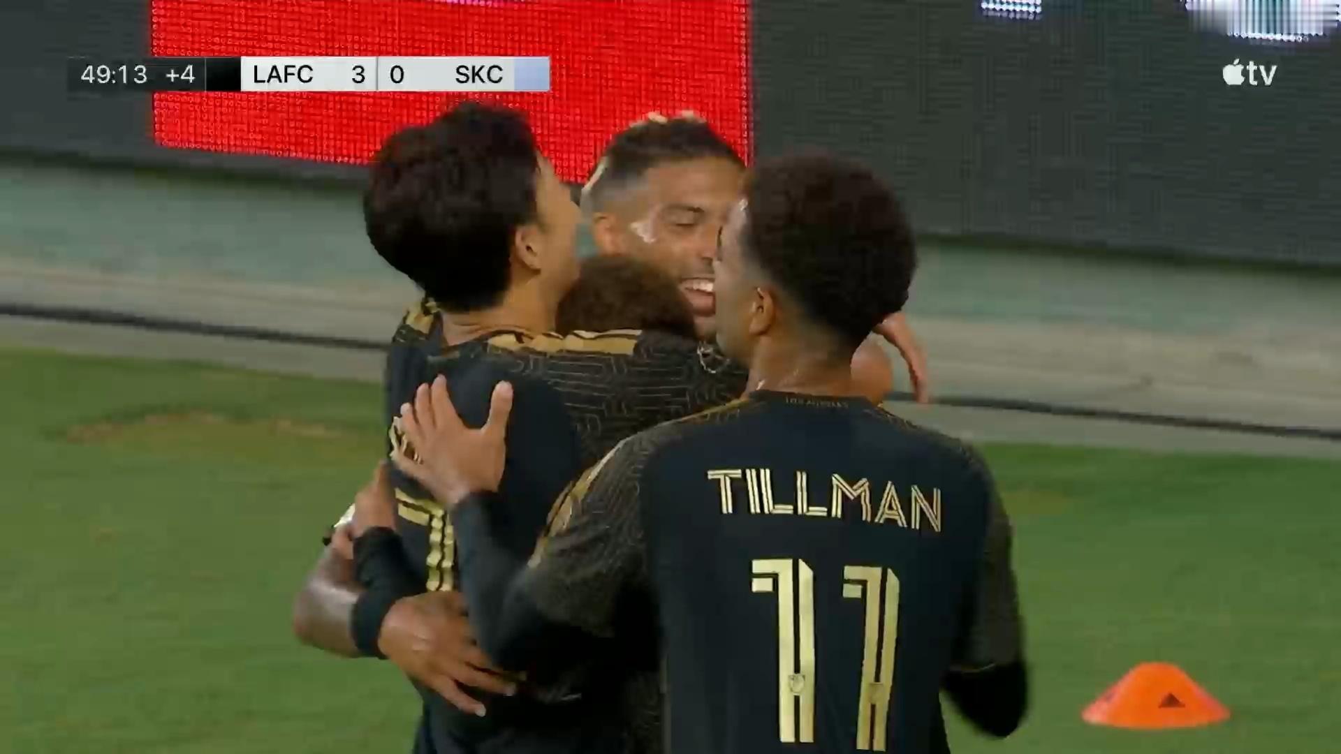 GOAL！半场补时阶段，马丁内斯破门，3-0！三叉戟一人一个！ 