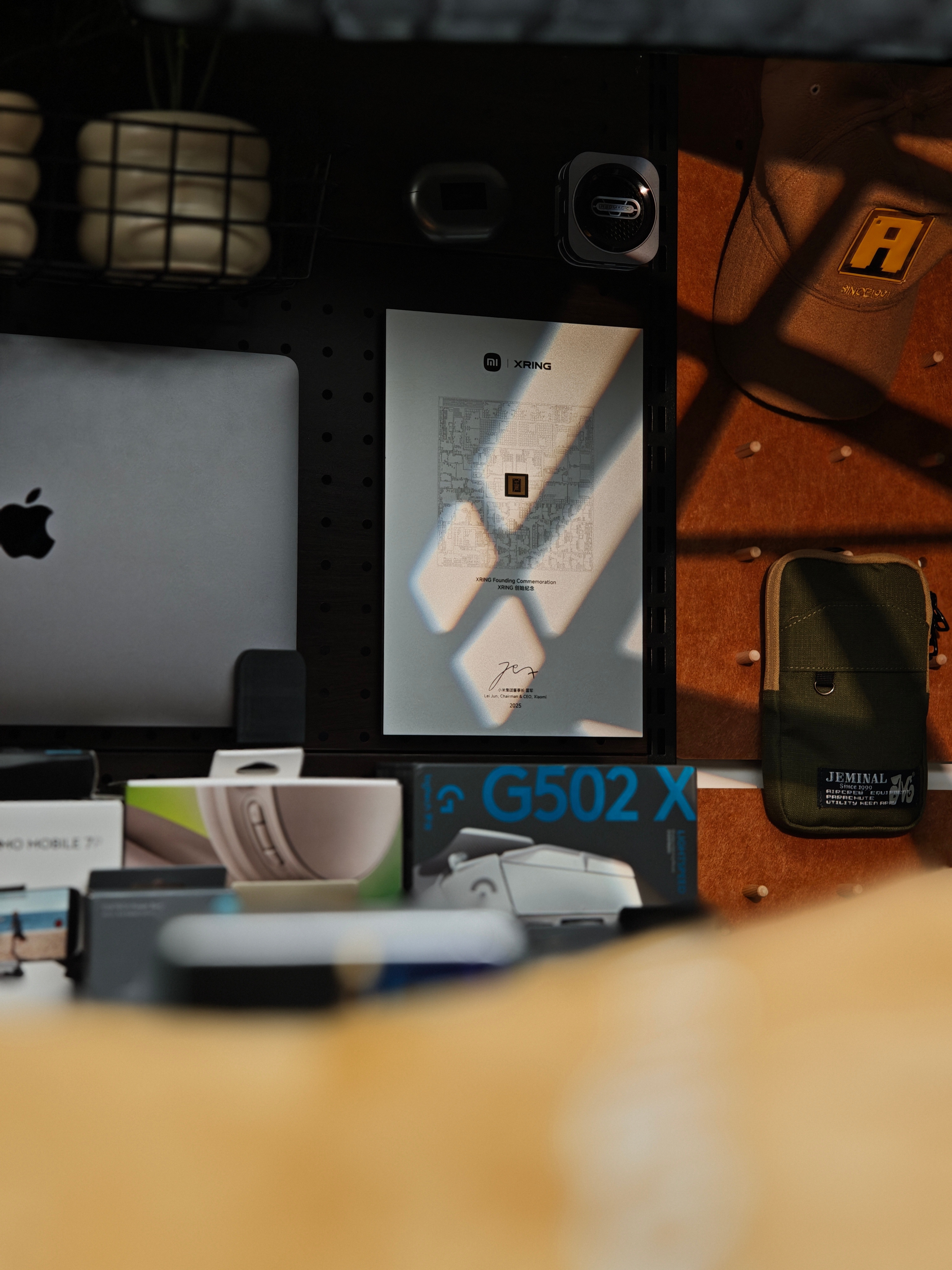 好消息，玄戒上墙了哥们直接磁吸摁洞洞板上了 