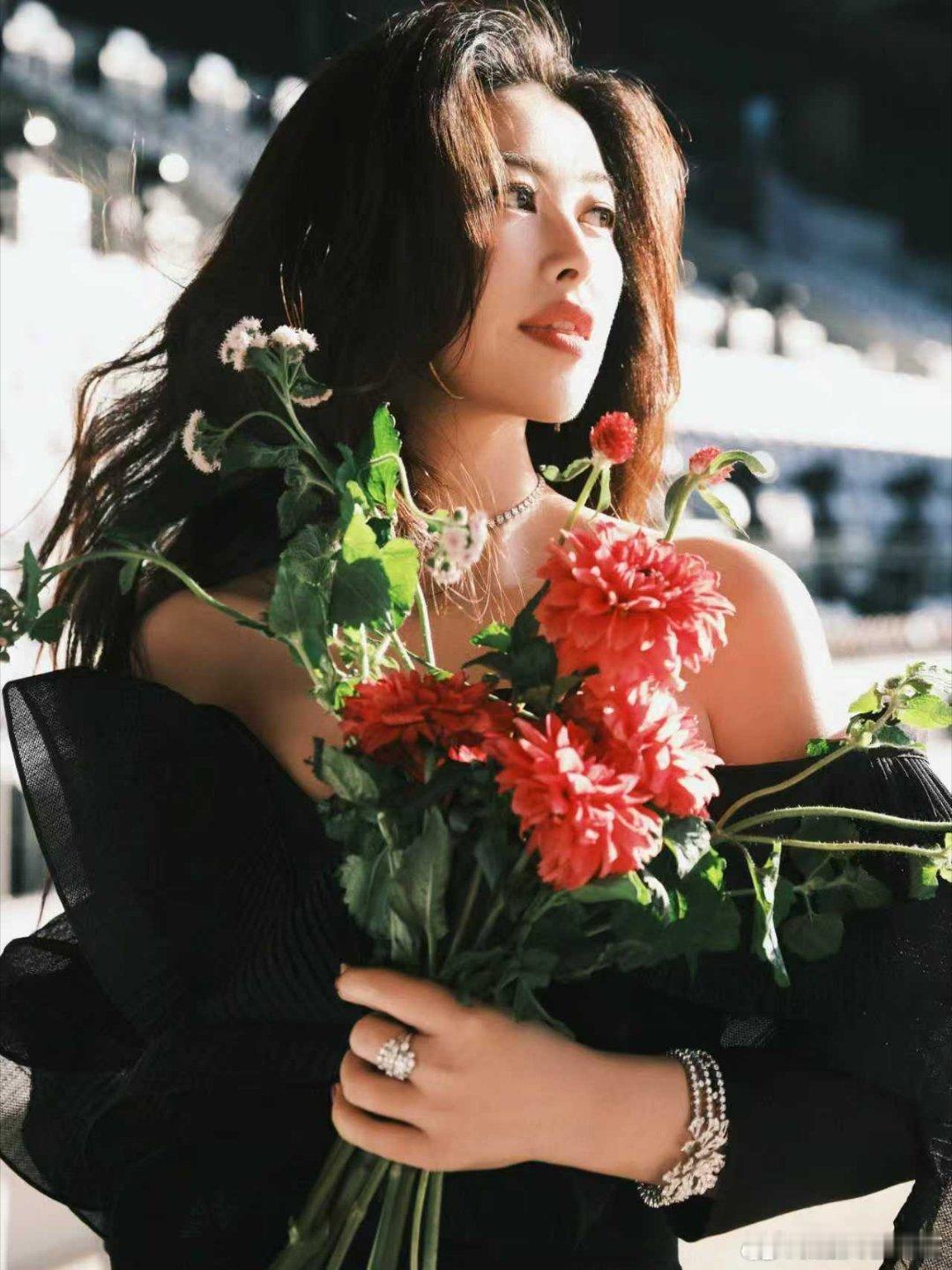 朱珠统一了东西方的审美东方的温婉与西方的热烈，在朱珠身上碰撞出独特的美，红毯上红