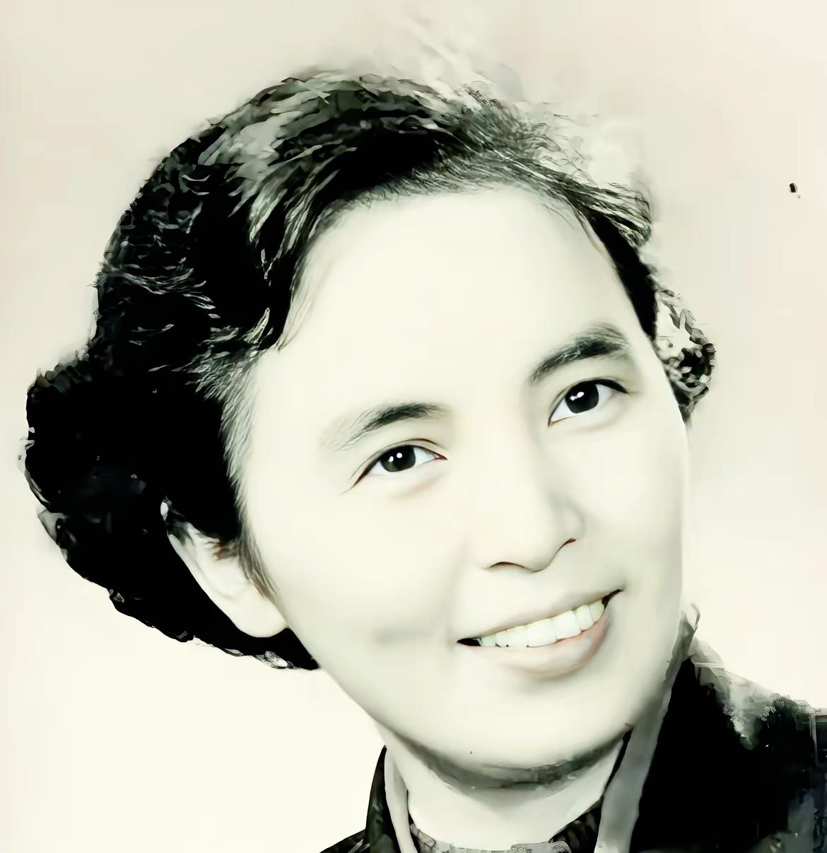 1940年深夜，27岁的叶飞刚解开军装扣子，突然，警卫员拽着一妙龄女子，破门闯入