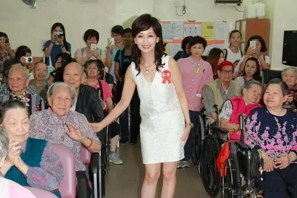 赵雅芝不仅人美，心也“善”，但是“不老容颜”也有烦恼！

赵雅芝一身白色连衣裙，