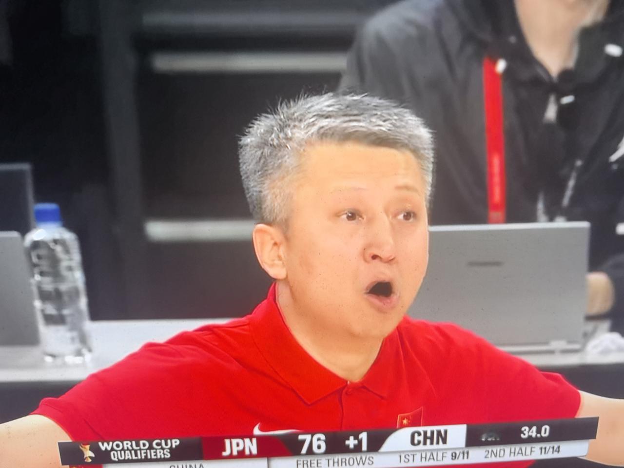 昨晚的郭仕强绝对是冰火两重天！
上半场结束男篮33:47落后日本14分，似乎又是