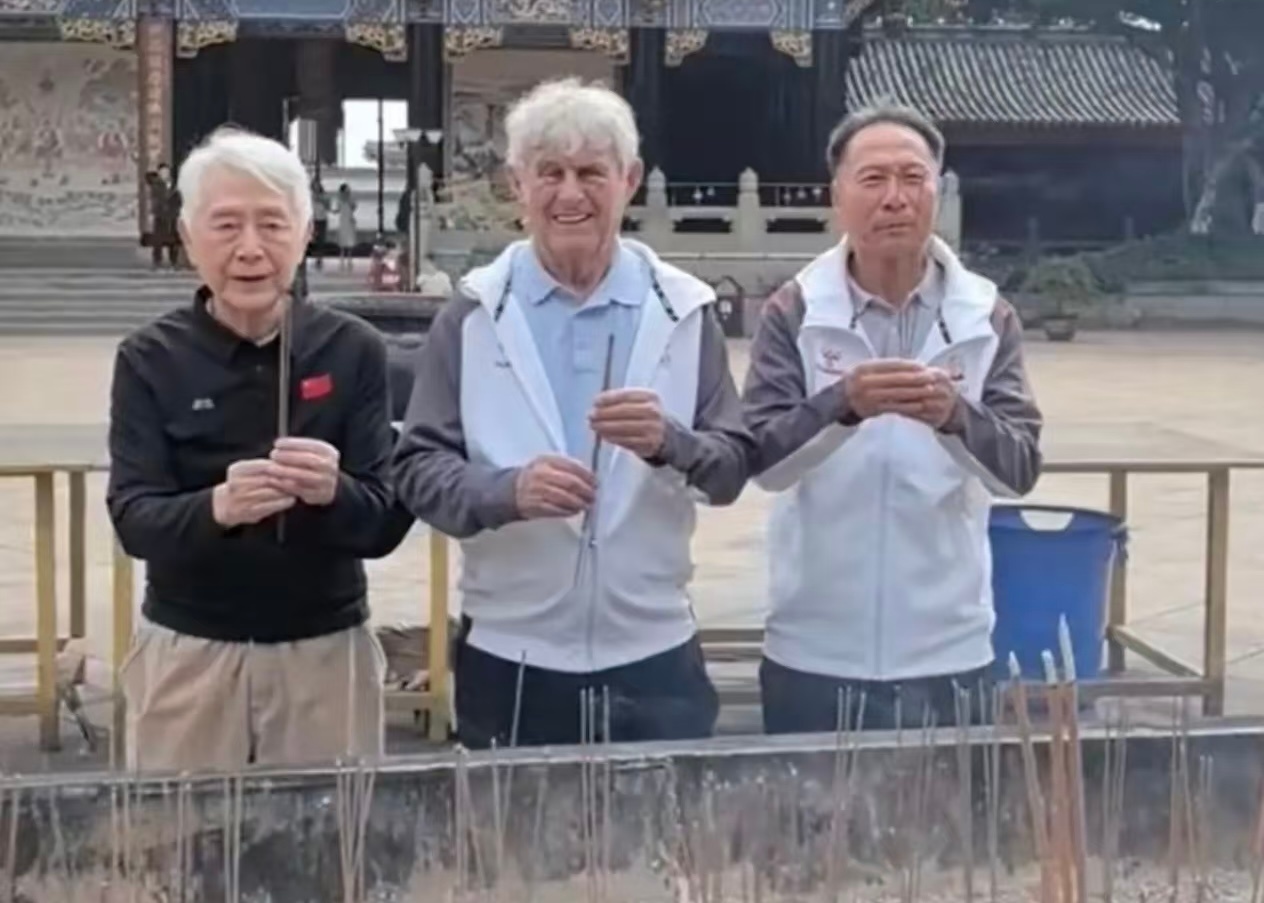 老一代人还在期盼，希望下一代球员别辜负这份期待。米卢为中国足球烧香祈福米卢称中国