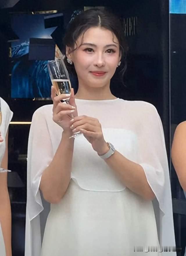 46岁张柏芝深圳参加活动 穿渐变色长裙似少女 透露儿子睡了 她才放松