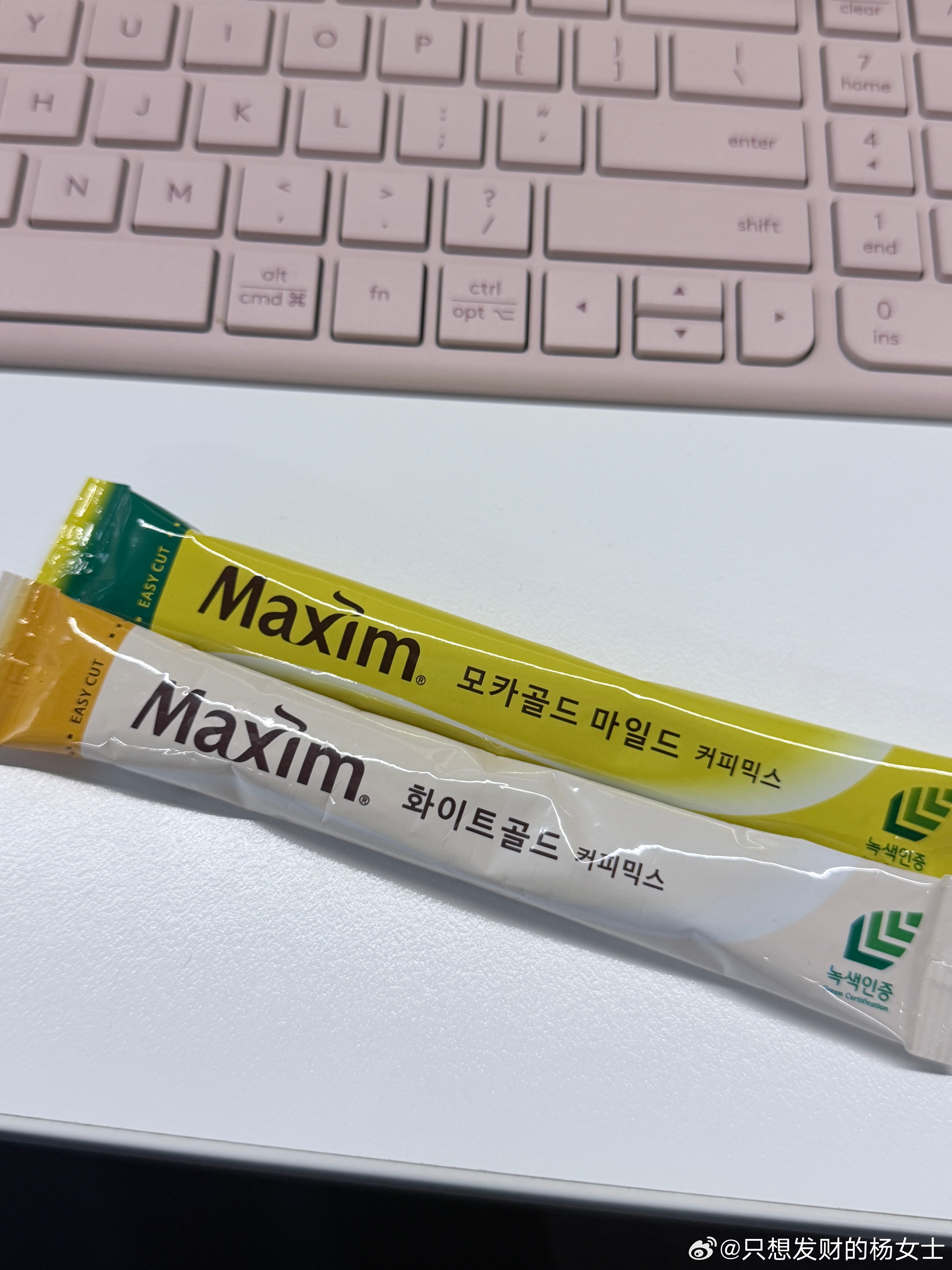 很好喝，背了好多回来，黄色略苦白色的奶香味儿重一些。 