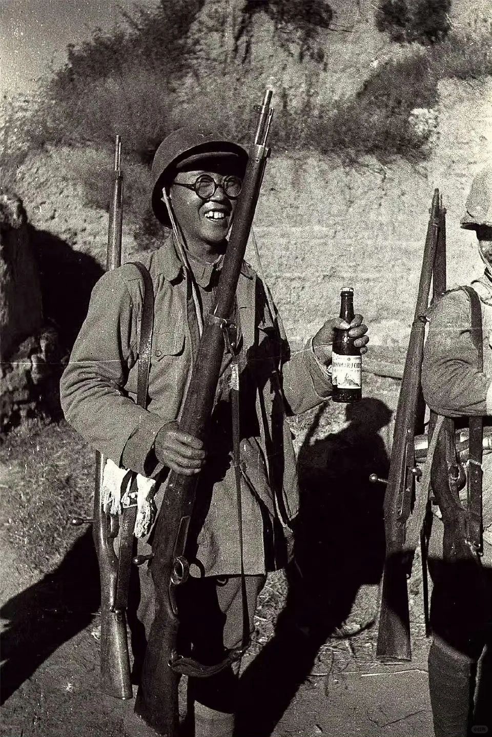 1944年延安，八路军战士展示缴获的日军装备。摄
影：哈里森·福尔曼
