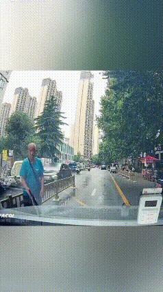 大爷马路伺机碰瓷，保安出手直接“拎离现场”
 马路现场看得人捏一把汗！蓝衣大爷站
