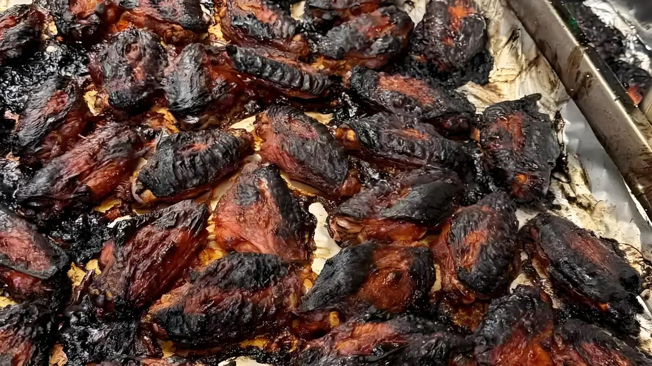 空气炸锅怎样使用会致癌：
很多人做饭喜欢开高温、长时间烘烤，把食物烤得又干又焦，