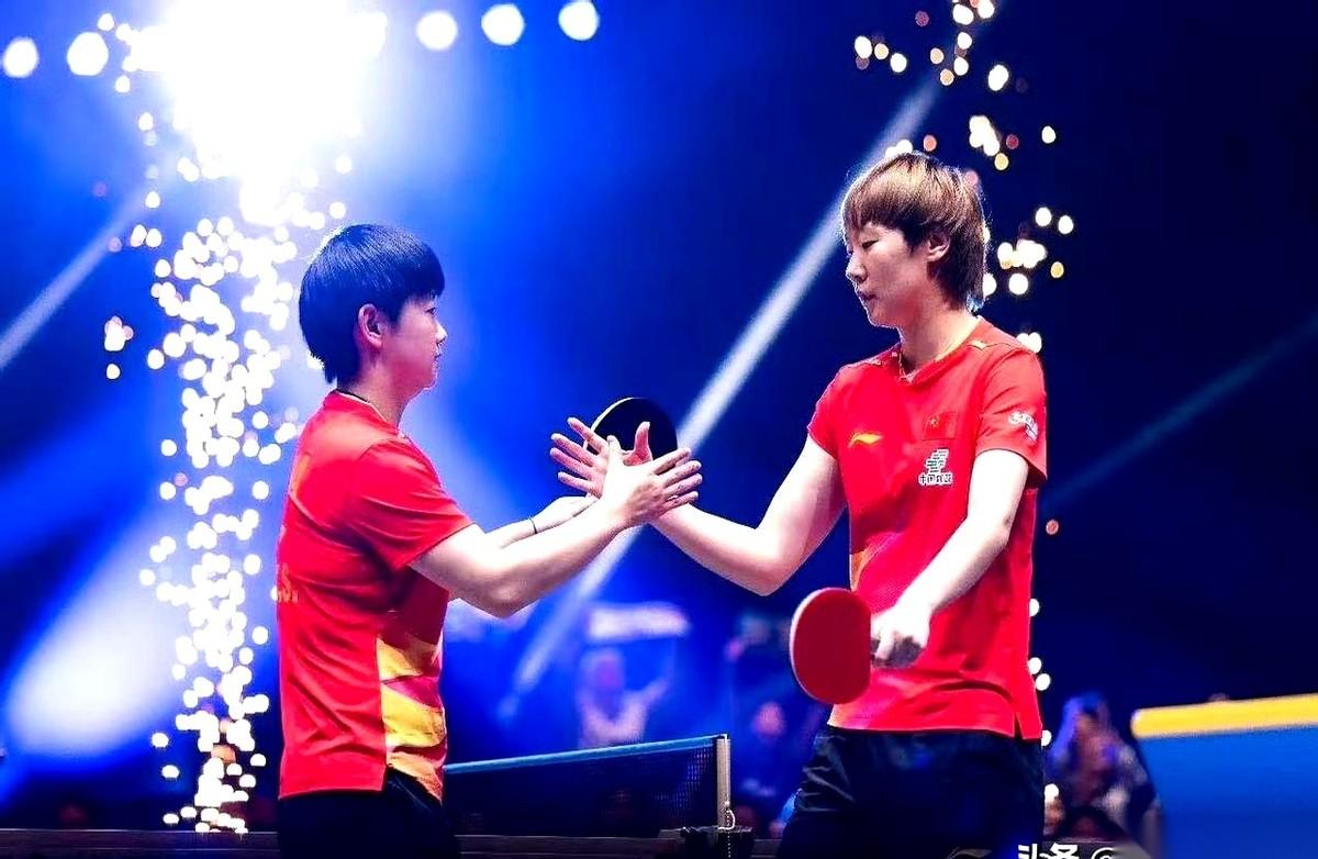 “她赢了！”
新加坡大满贯决赛现场，孙颖莎高高举起球拍，球馆顶棚的灯光瞬间炸裂。