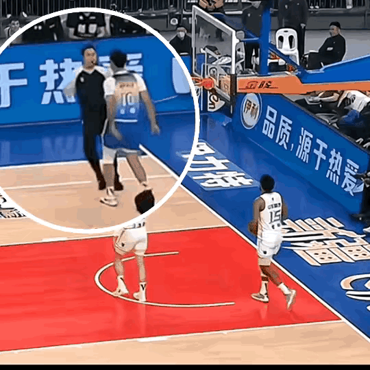 越看越气！这不是标准的2+1吗？放到NBA也是2+1，81号裁判明明站在跟前，愣