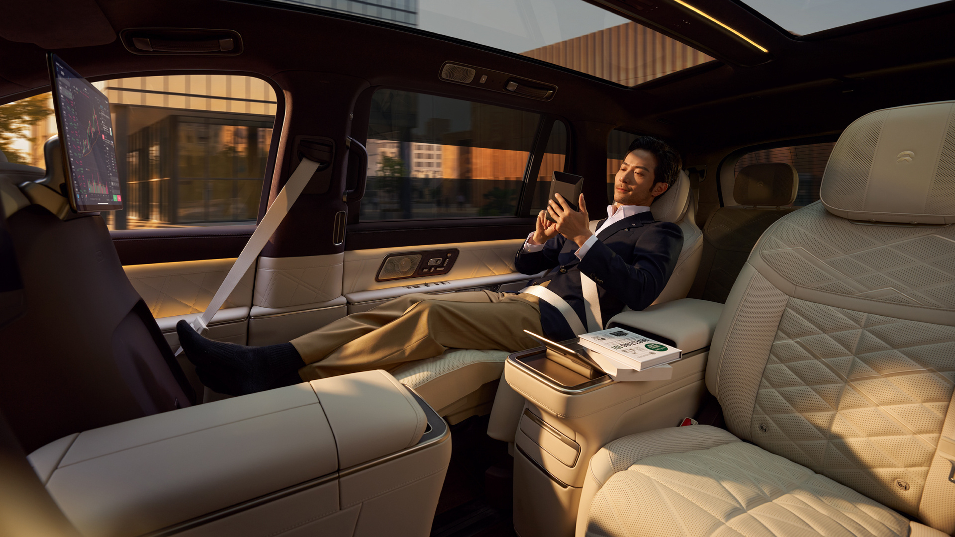 蔚来es9 二排两种样式：一种带中岛，一种带过道内饰设计上非常接近MPV，新能源