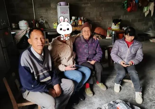 1980 年，湖南7 岁女孩不幸被拐走。谁料，几年后，她在湖北养母家吃剁椒和糍粑