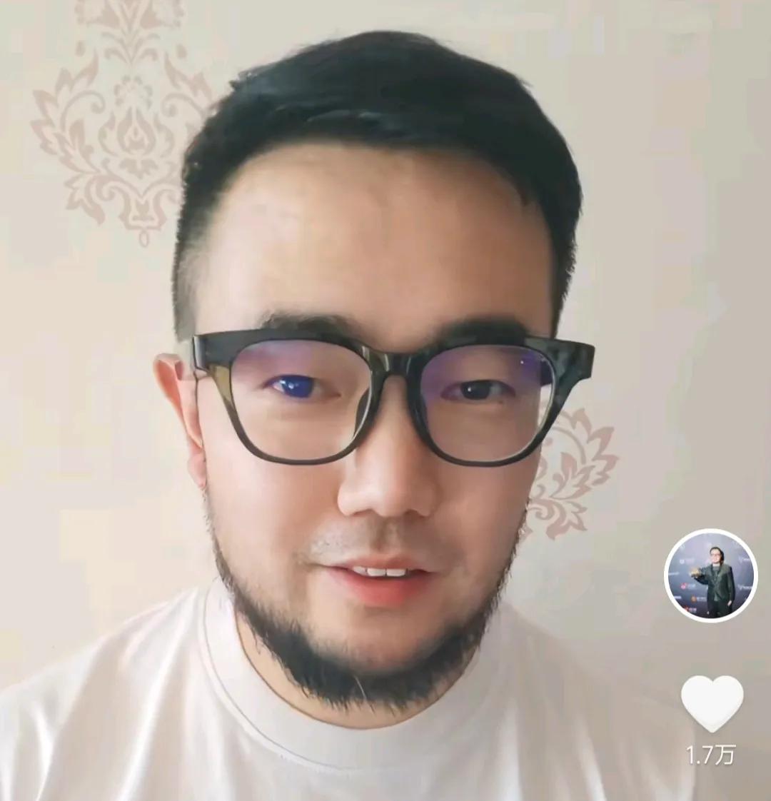 媒体人潘伟力爆了一个料。
他表示，在前几年郑智作为国足助理教练，在比赛结束后怒瞪