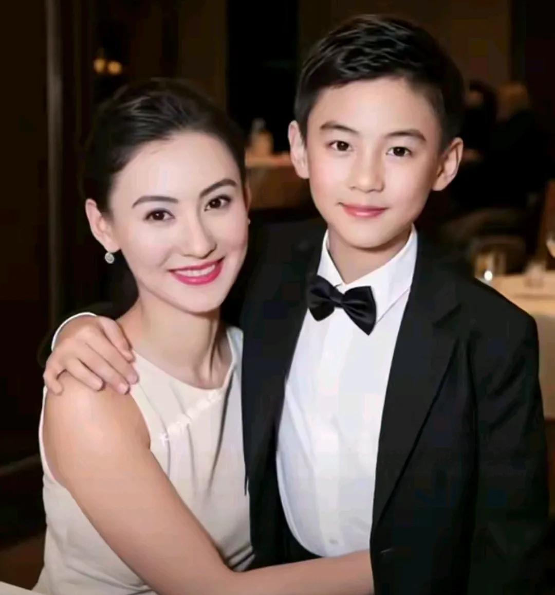 做梦都会笑醒吧？

有三个这么帅的儿子

而且一个比一个帅

这个小儿子跟她最像