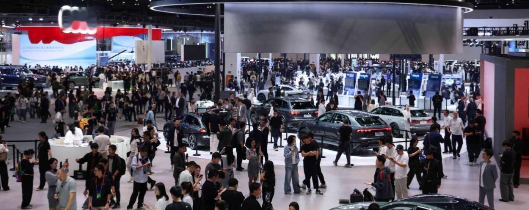 其实前两天在北京车展我就发现了一个问题，那就是如今已经不分一线和二线豪华品牌了，