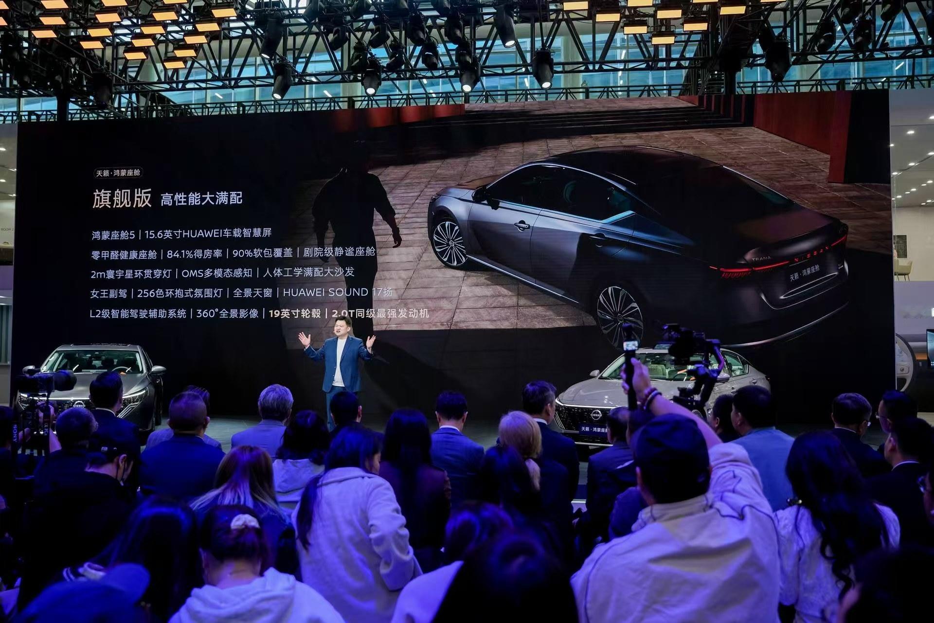 天籁鸿蒙座舱的上市，正式终结了“燃油车不智能”的行业偏见。作为燃油车中首款搭载鸿