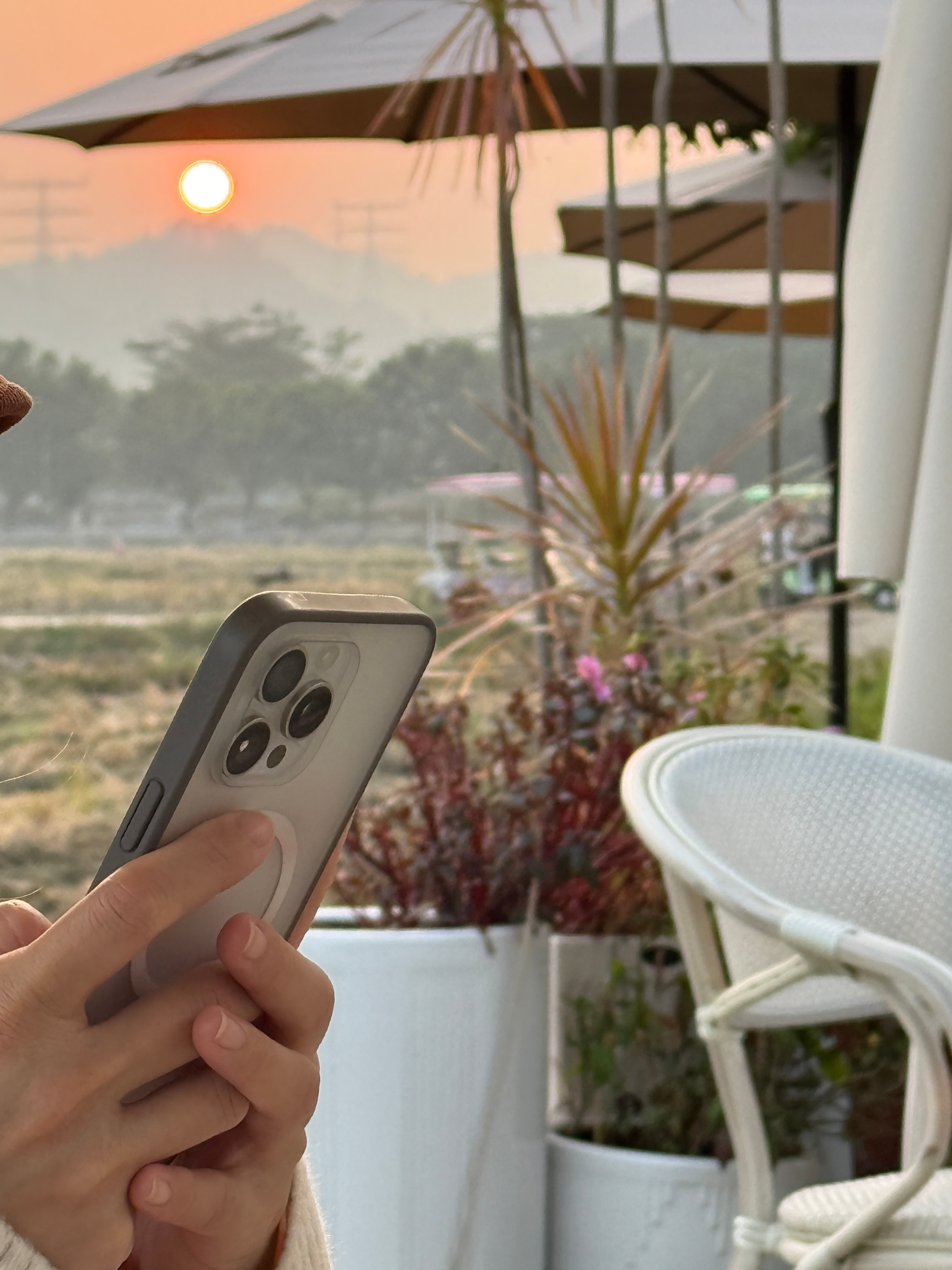 古人真的是浪漫，能写出这么诗意的句子。『日薄西山，余光横照，紫翠重叠，不可殚数』