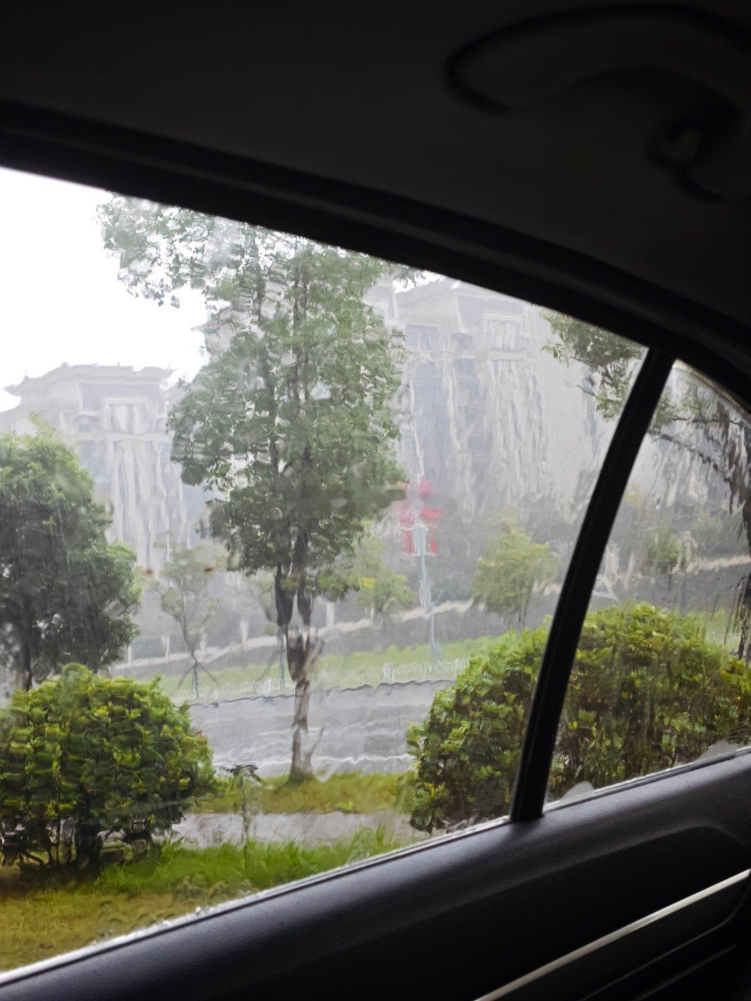 好大好大的雨 瓢泼大雨 雷鸣闪电 是老天在为我生气和哭泣 