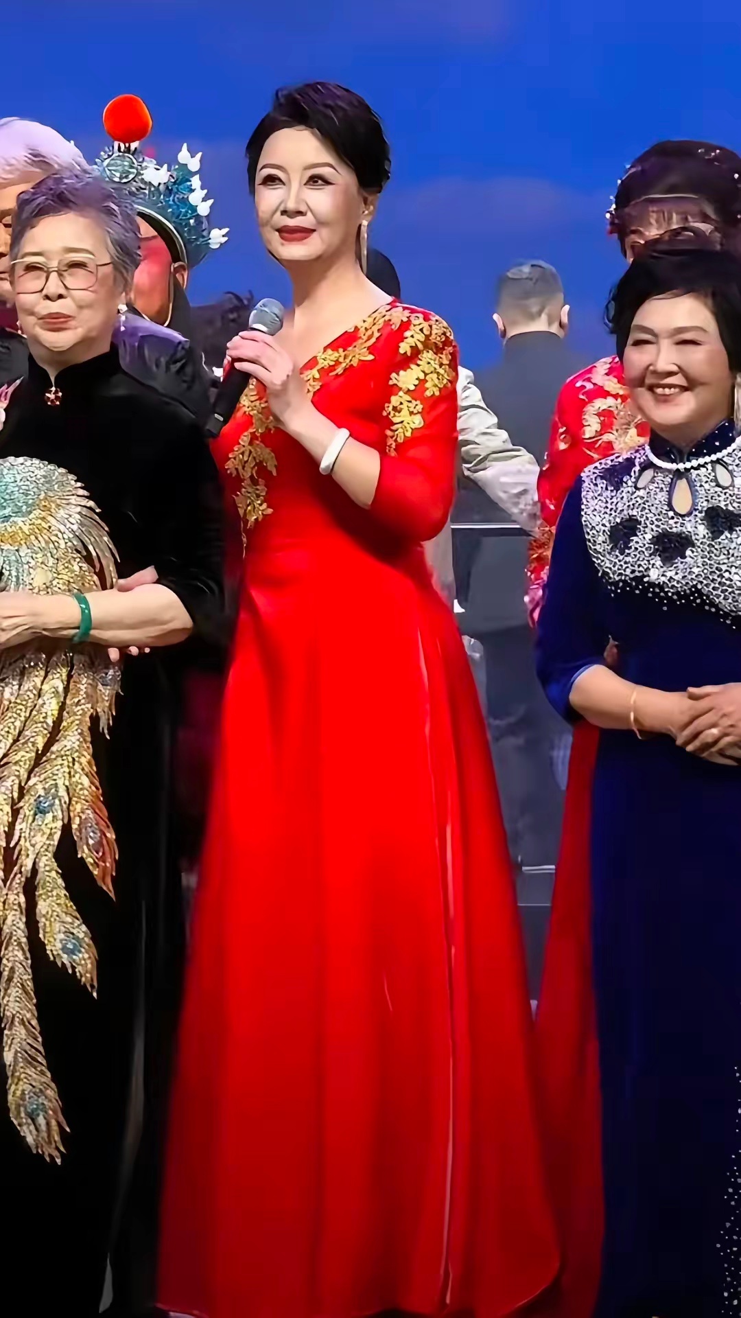 都说年纪大了淡薄名利，怎么在台上还挤起来了呢？ 