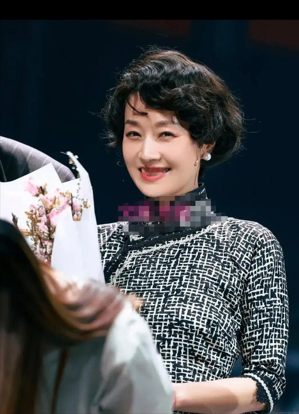 马伊俐终于高调了一次！一袭国风旗袍配短卷发演话剧，美得像玫瑰一般惊艳，离婚后越活
