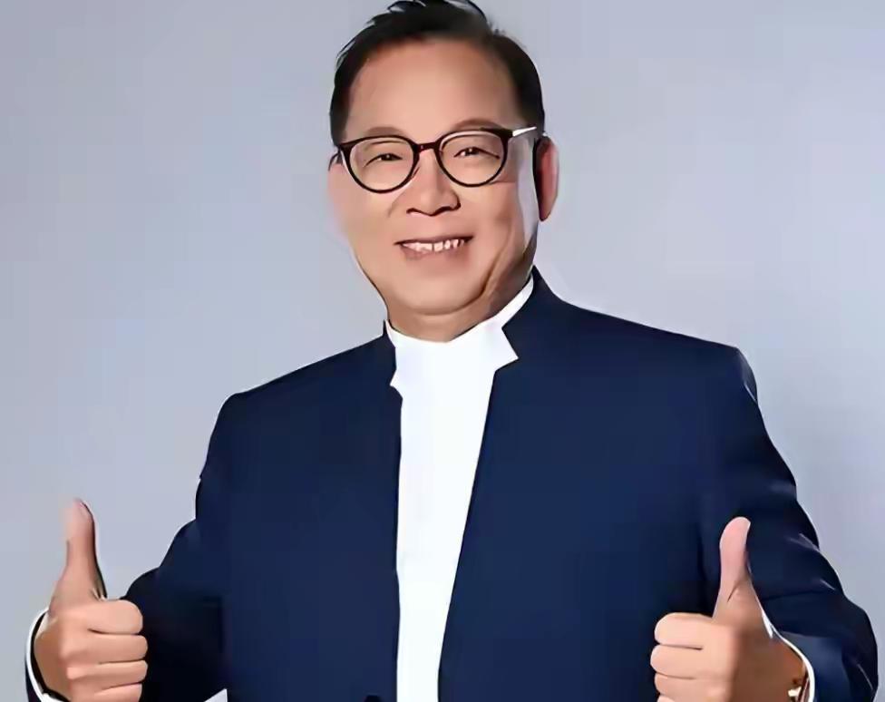 我想不通。
这事儿太反常了。
张明敏那首歌唱红全国之前，他其实犹豫了整整三个月，