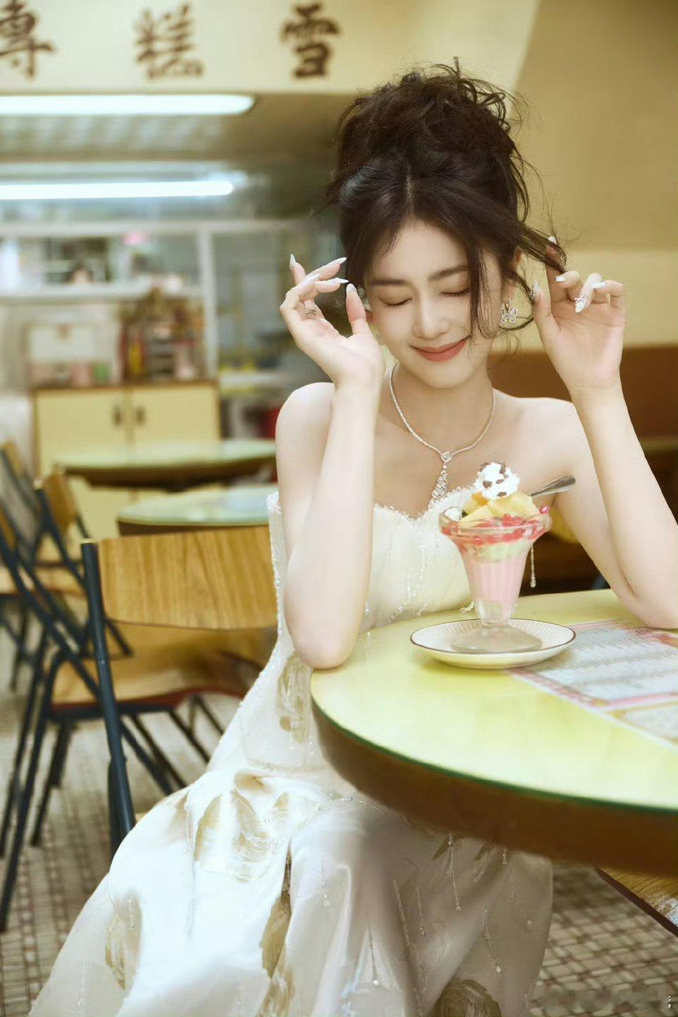 白鹿鞠婧祎同款金色礼裙 一个温柔 一个俏皮 两位可以演一下双女主剧吗