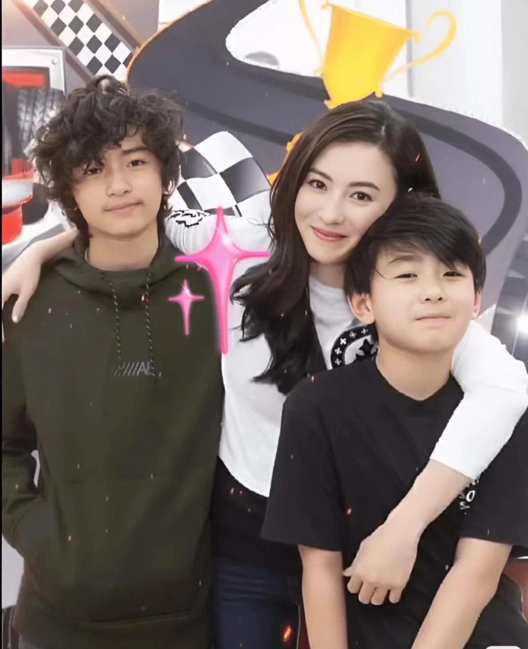 近日，
张柏芝的大儿子被质疑不像谢霆锋！
那么请看看两父子的对比照，
是不是一模