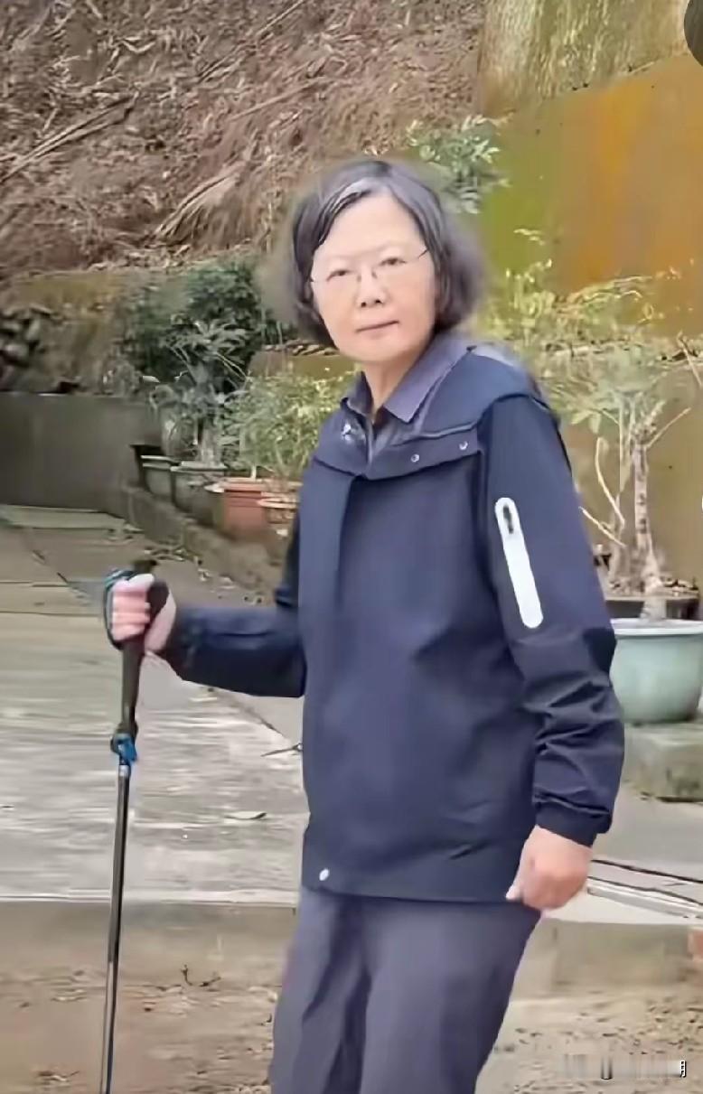 “台独”一辈子，结果到最后自己孤家寡人一个…

蔡英文这个老婆子今年快70岁了，